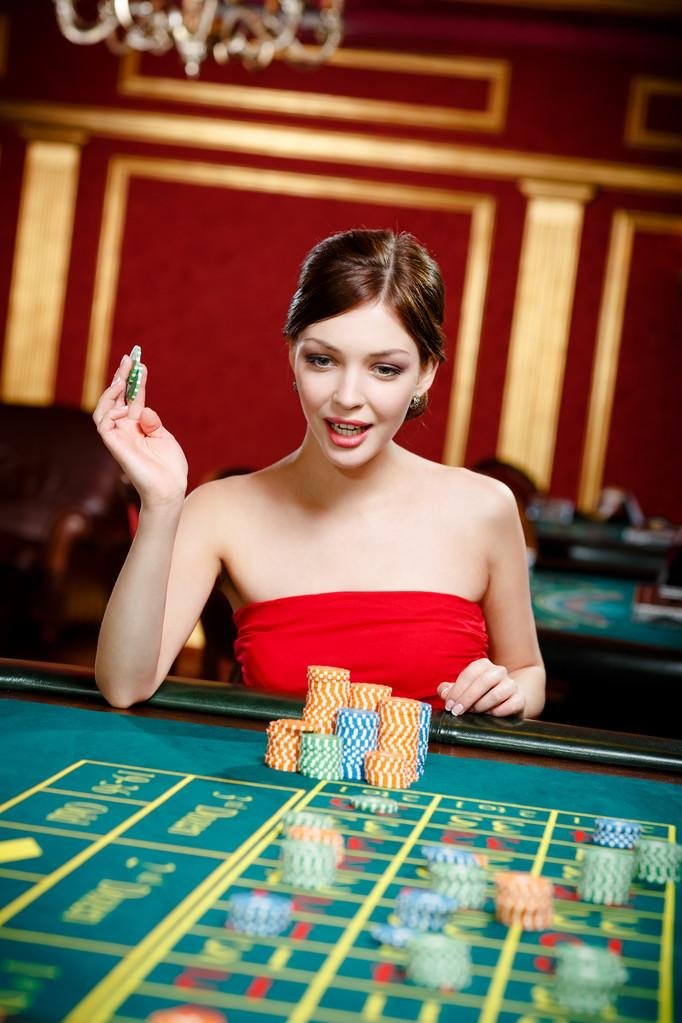 fish slots APP မိုဘိုင်းဖုန်းမှ ငွေထုတ် လုပ်ဆောင်နေသောမြင်ကွင်း